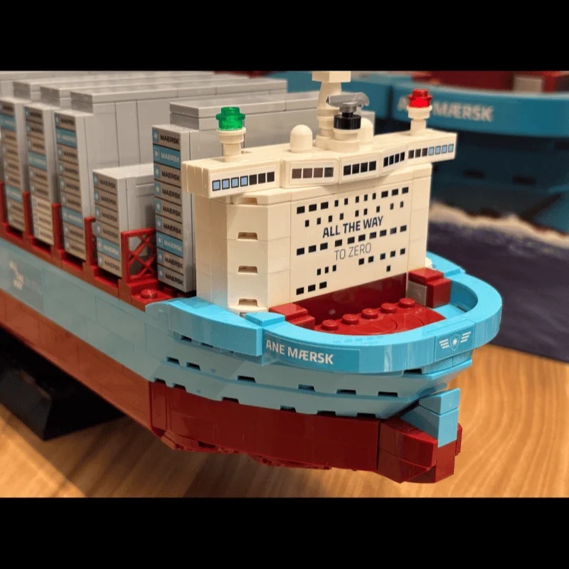 New 2026 Dual-Fuel Container V - огляд і ціна Model Kit Lucario